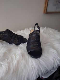 Black sandals 9.5