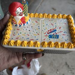 Vintage McDonald Cake toy.  NO KEY 