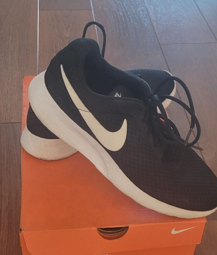 Nike Women's Tanjun Running Shoes, Sneakers, Gym Workout Size 10 No Box