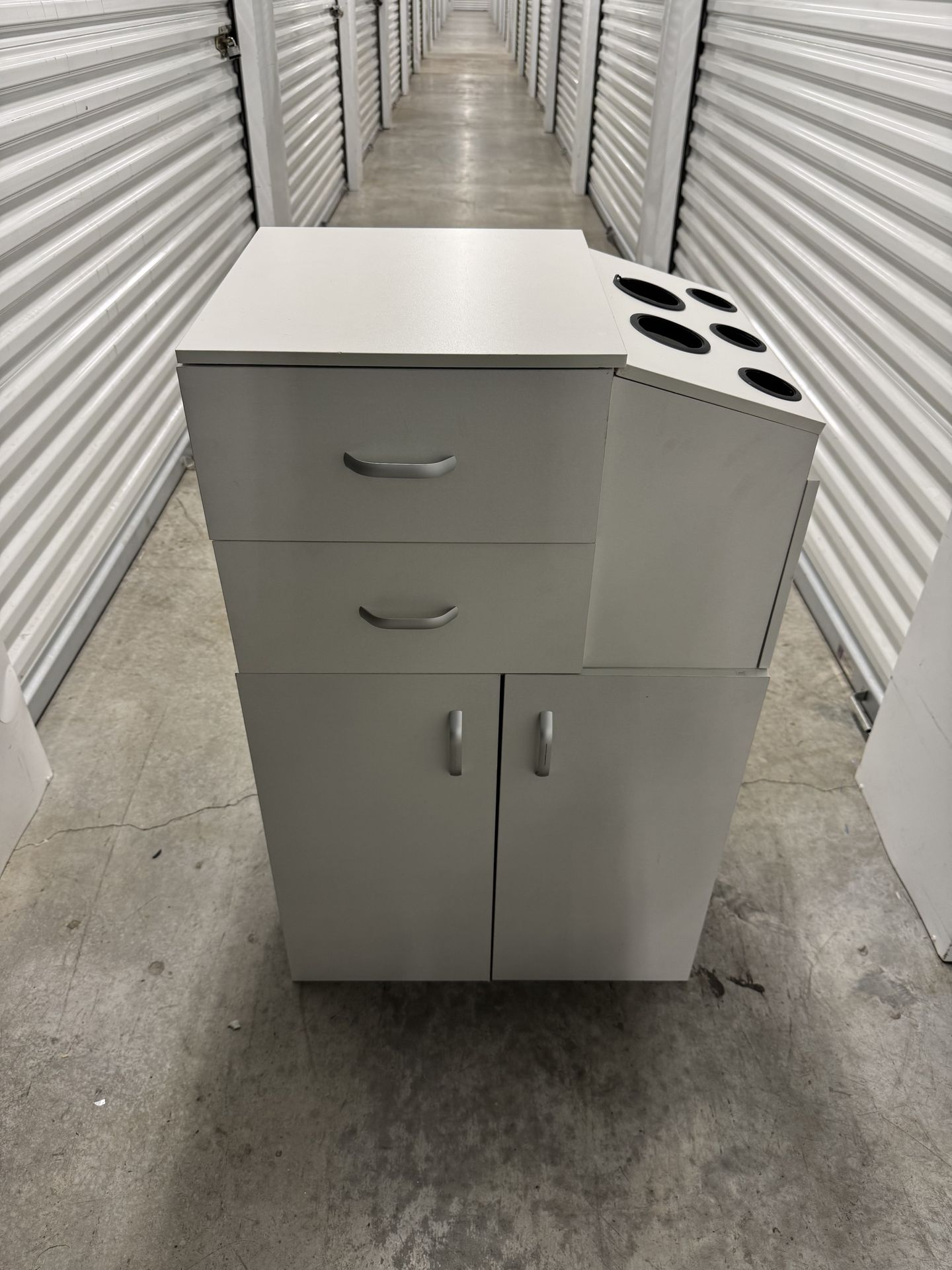 Salon trolley with wheels included