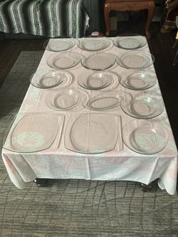 15- Piece Clear Glass Plate Set in excellent condition