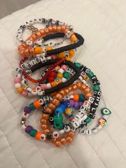 Taylor Swift - friendship bracelets