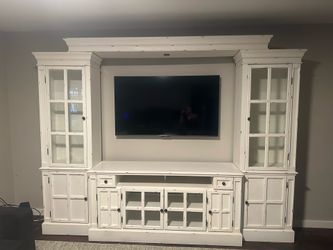 Entertainment center