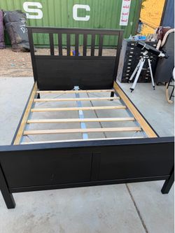 Full bed and dresser set
