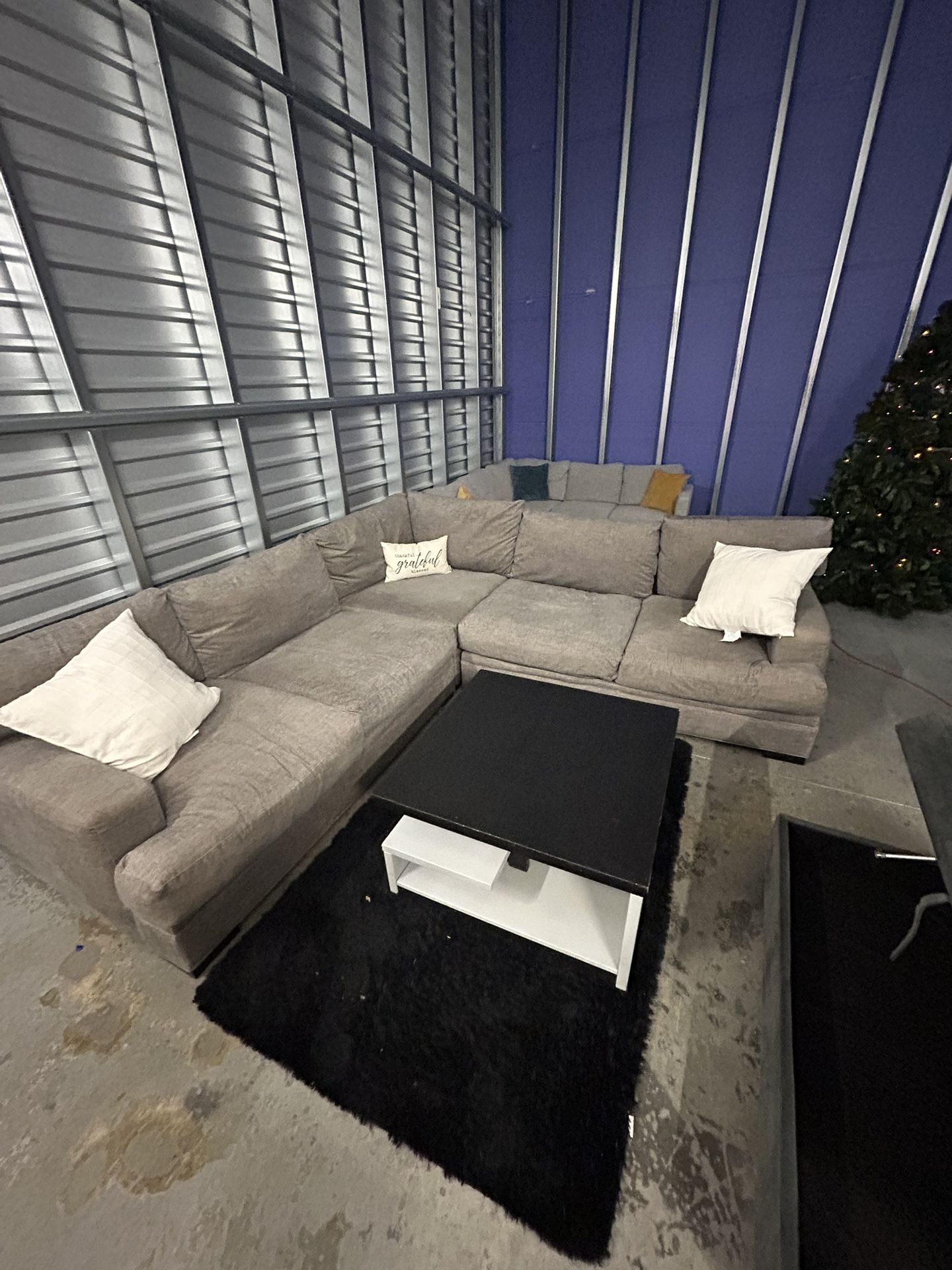 Sectional Sofa/ Couch (We Deliver) 