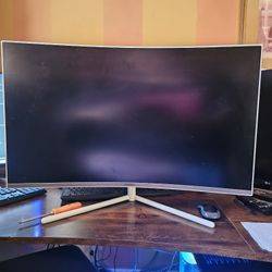 White Curved Samsung 32 inch 4K UHD Computer Monitor