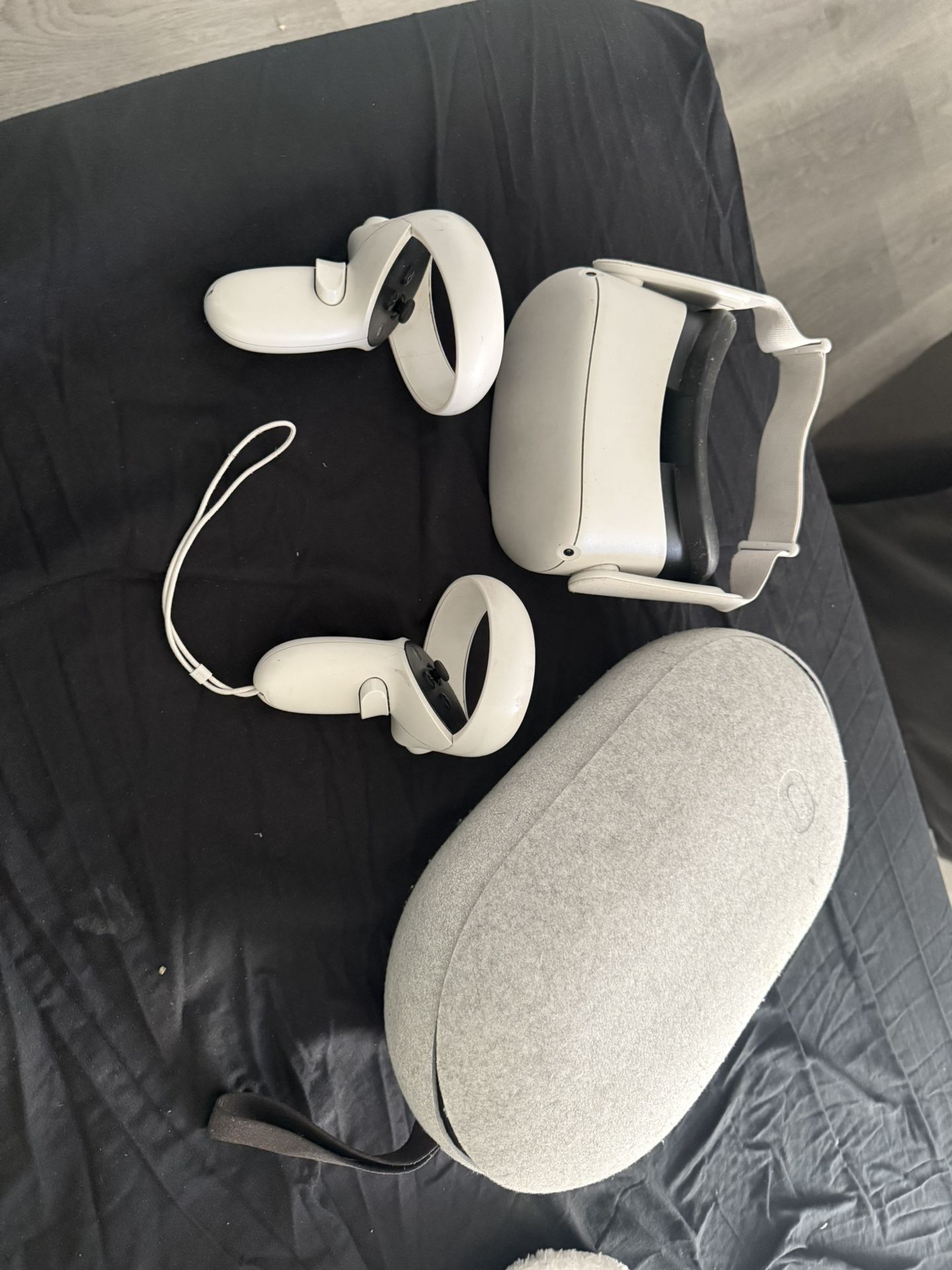 Oculus Quest 2 With Carrying Case 