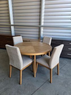 Pike & Main
Brooklyn 48" Round Dining Table and 4 Chairs

Constructed of Rubberwood Solids and Ash Veneers
Reverse Diamond Veneer Pattern
Chairs Uphol