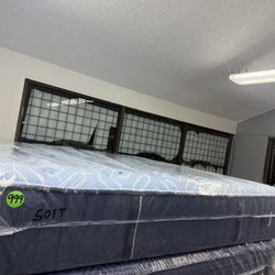 KING SIZE STEARNS & FOSTER ESTATE (SOFT) MATTRESS & BOX SPRINGS BED SET