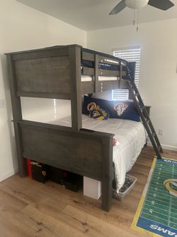 All wood full/twin bunk bed detachable ladder