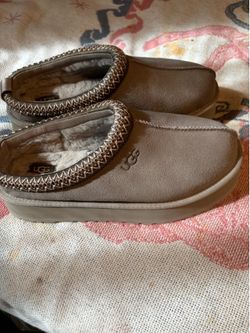 NEW Authentic UGGS size 9