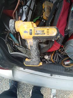 DeWalt 20 volt caulking gun no battery 40