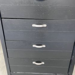Dresser For sale! 4 Drawers