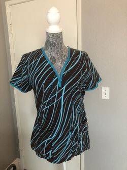 Koi scrub top size Medium. Turquoise with brown color
