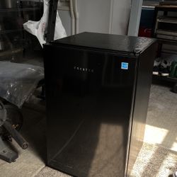 4.3 Cu Feet Excellent Condition Mini Fridge Frestec 