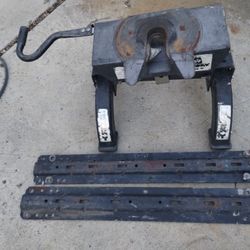 Husky - 5th wheel hitch -26k weight limit