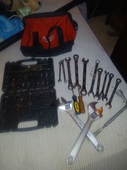Tools wrenches socket set Milwaukee bag screwdriver