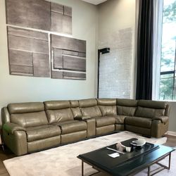 Beautiful TOP GRAIN LEATHER LUXURY Haverty's Sectional 3 Power Recliners and Power Station Cubby FREE DELIVERY