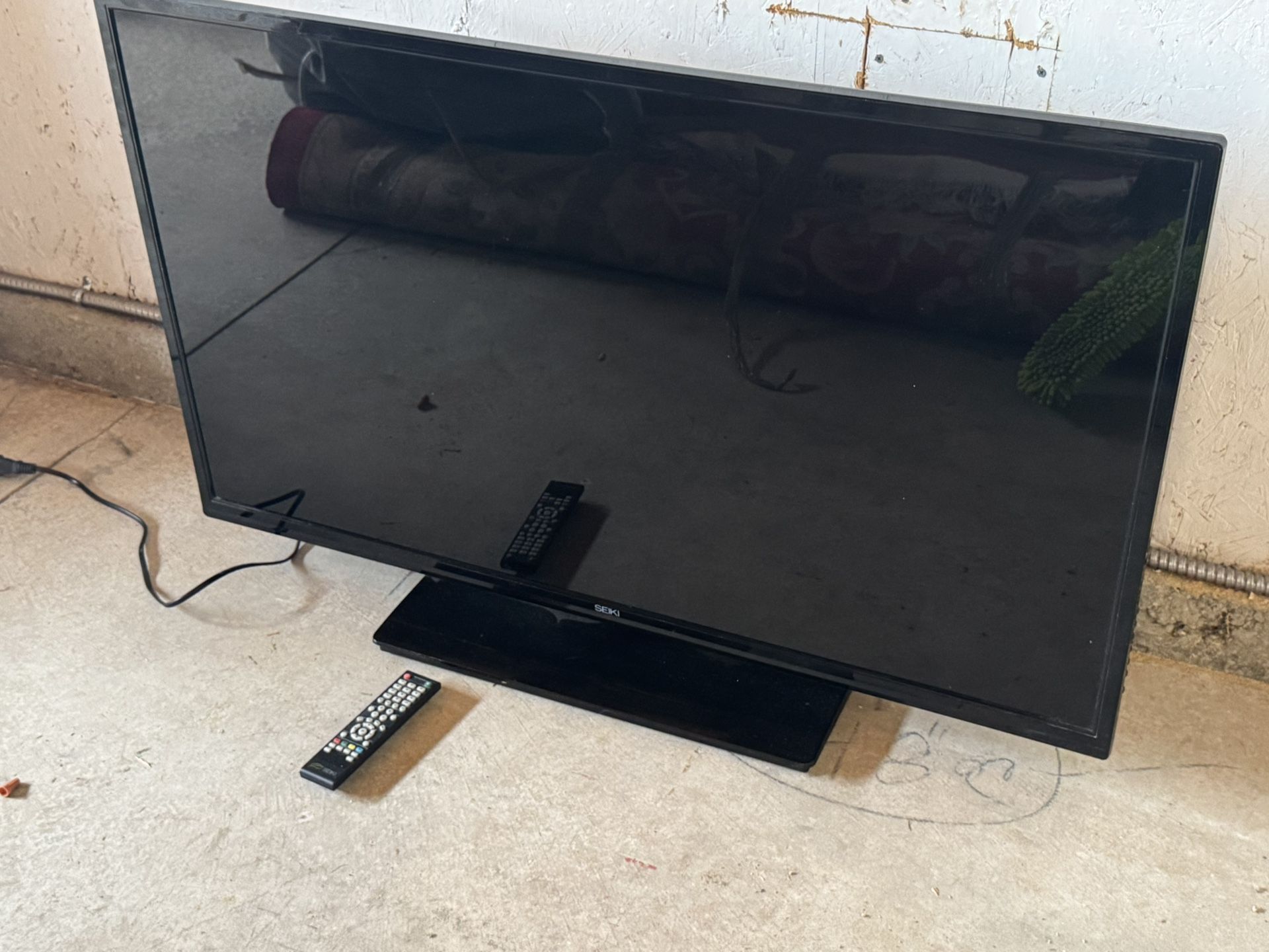 46” Seiki LCD TV W/remote