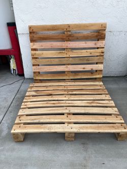 Wood & Plastic Pallets