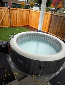5 Person Intex Inflatable Hot Tub Spa – Like New – All Accessories Included