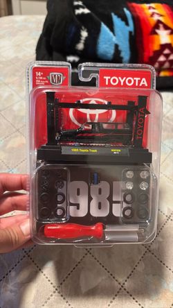 M2 machines 1985 Toyota truck model kit