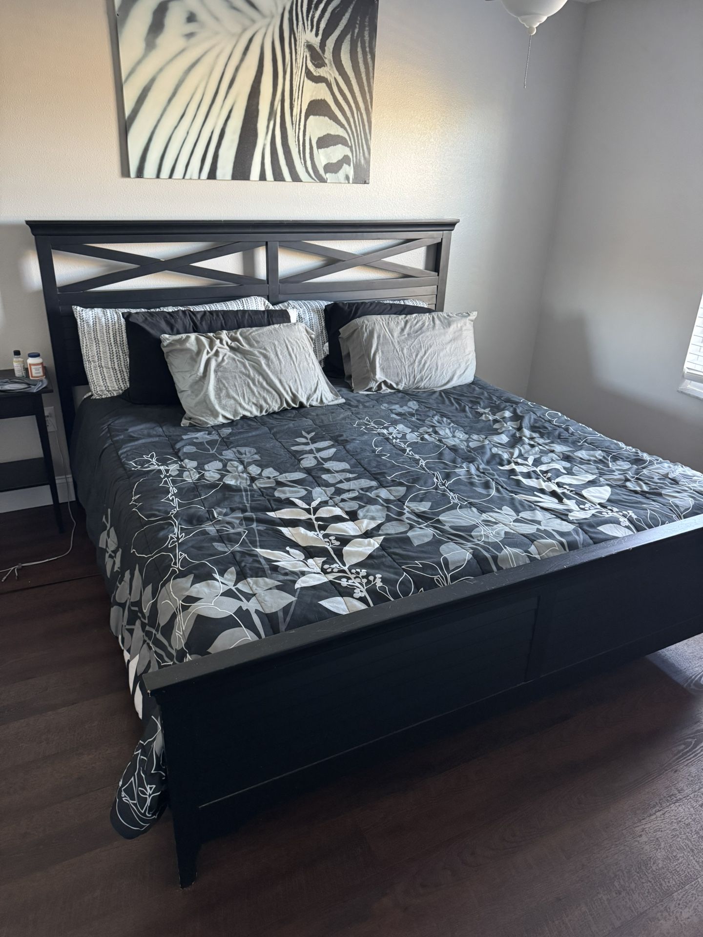 King Size Bed And Dresser Drawers