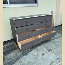Dresser/ Eight drawers dresser