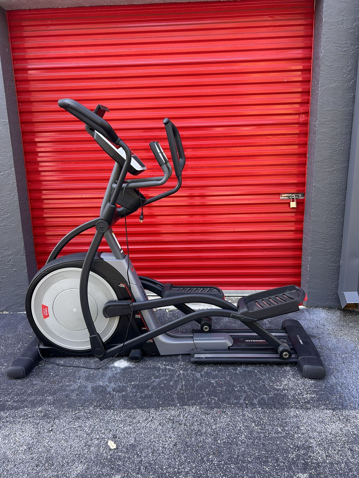 ELLIPTICAL TRAINER / PRO-FORM PRO 9.9/ IN GREAT CONDITION/ DELIVERY NEGOTIABLE 