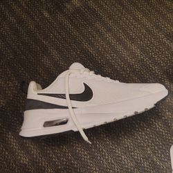 Beautiful Size 8 Women's Shoes Nike Brand New!