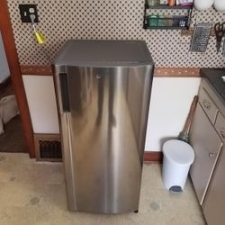 LG Mini Fridge With Freezer 5.79 Cu. Ft. (Platinum Silver)