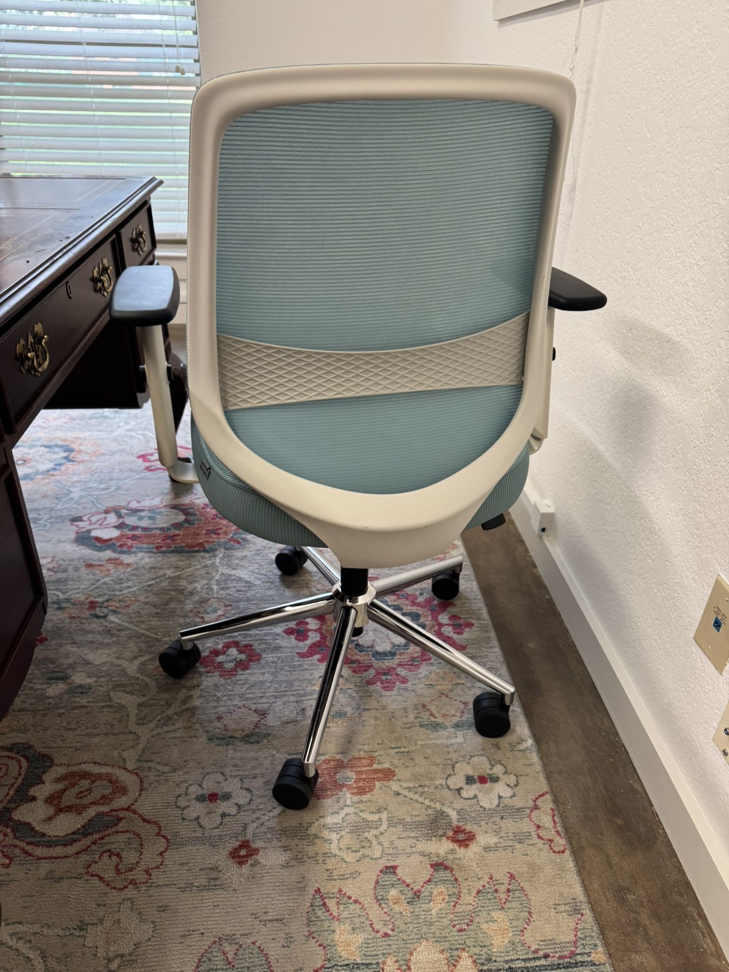 Branch Ergonomic Chair (light blue)