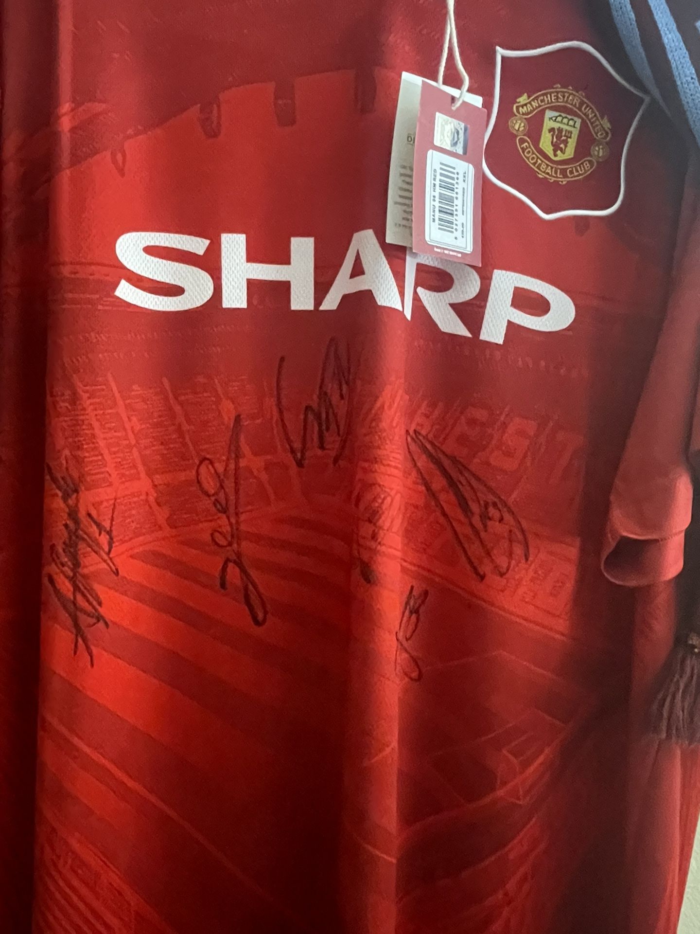 Manchester United Retro Jersey – Signed by Bruno Fernandes, Eriksen & More