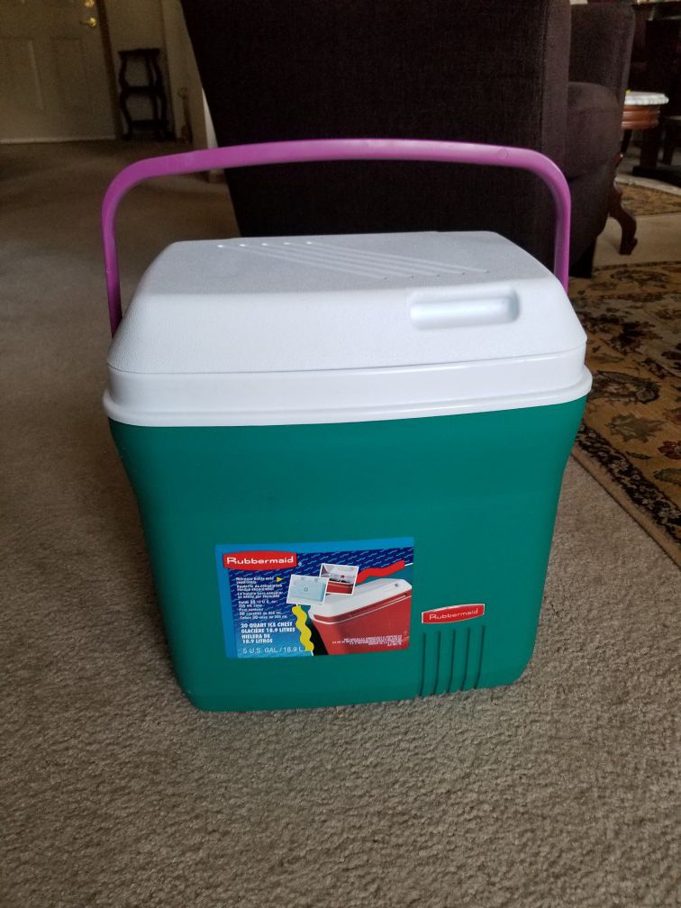 Rubbermaid travel cooler, NEW. Perfect condition