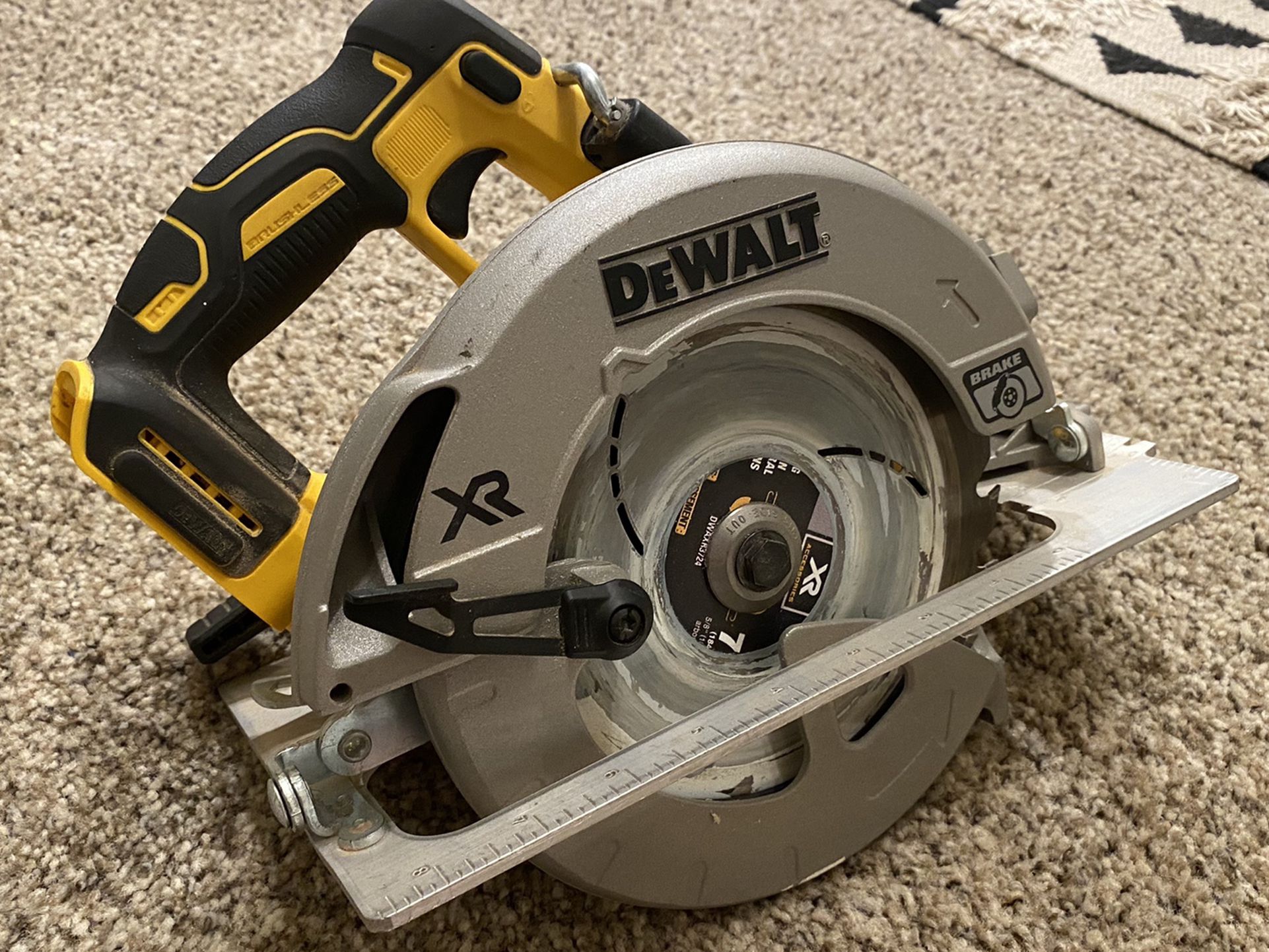DeWalt Circular Saw 20V MAX XR 7-1/4-Inch Circular Saw with Brake, Tool Only  (DCS570B) for Sale in Encinitas, CA OfferUp