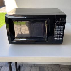 Mainstays 0.7 Cu.ft Black Microwave Oven