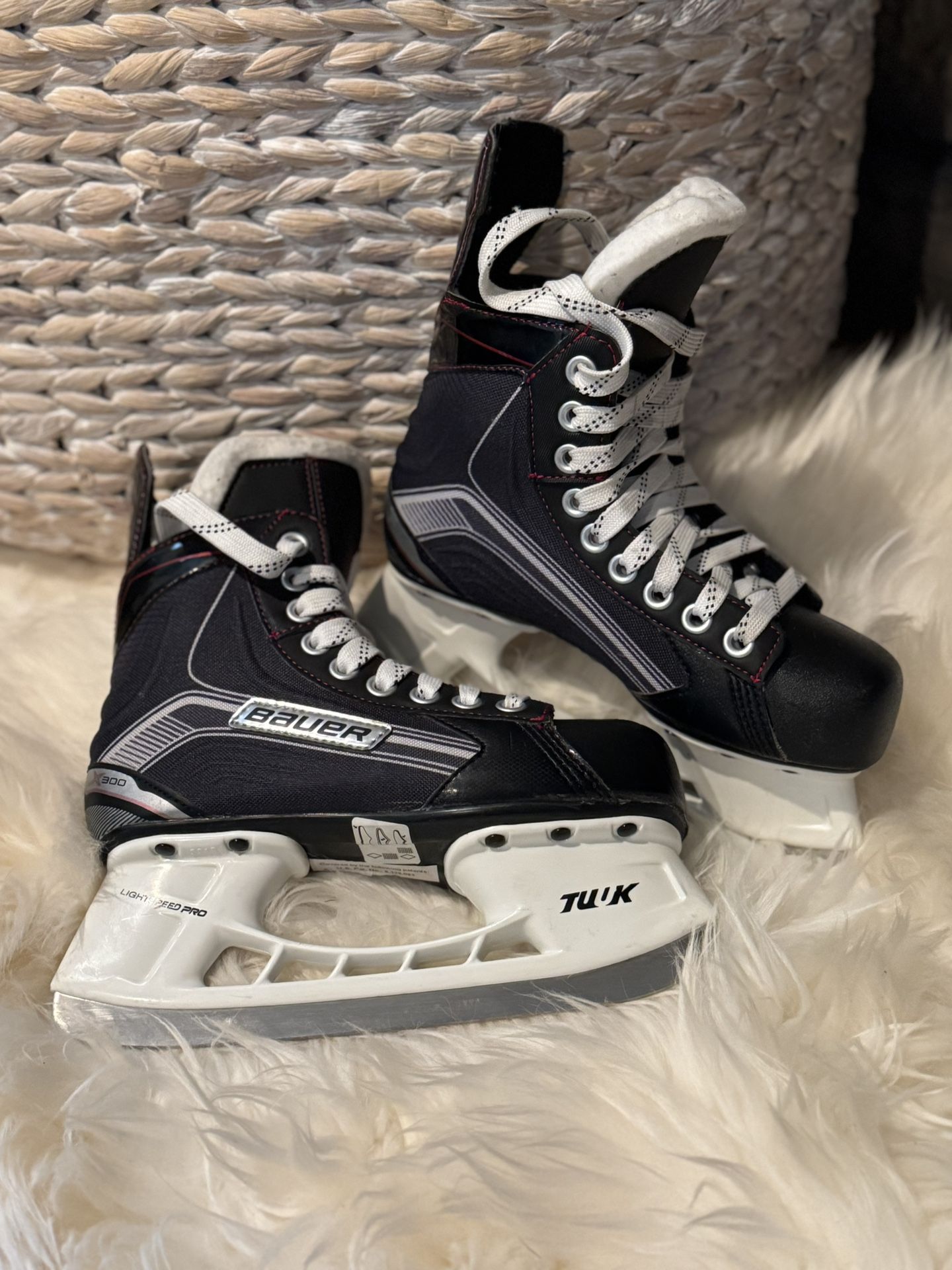 Bauer Tuuk Light speed Pro Size 2R Skates.