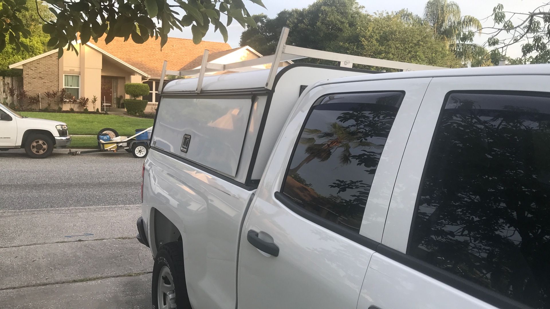 ARE 81 X 69 Truck Cap