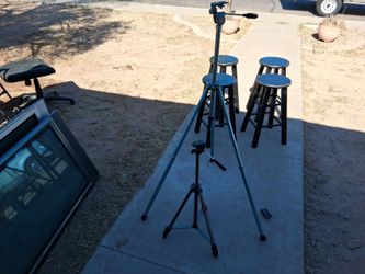 2 vintage tri-pods. Work perfect..