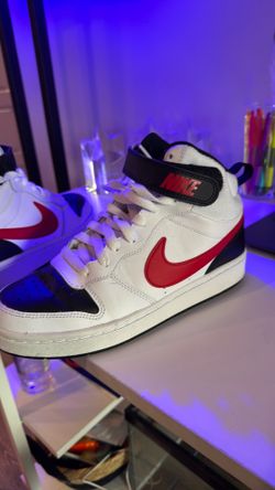 New Nike Sneakers. Size 6Y