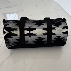 NWT Authentic Pendleton round gym/duffle  Black and Gray Patterned
