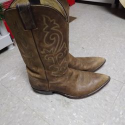 JUSTIN. APACHE LEATHER. RETAIL 200 BUCKS. ILL TAKE. 60 BUCKS   SOLES LIKE NEW SIZE.  11.5. D