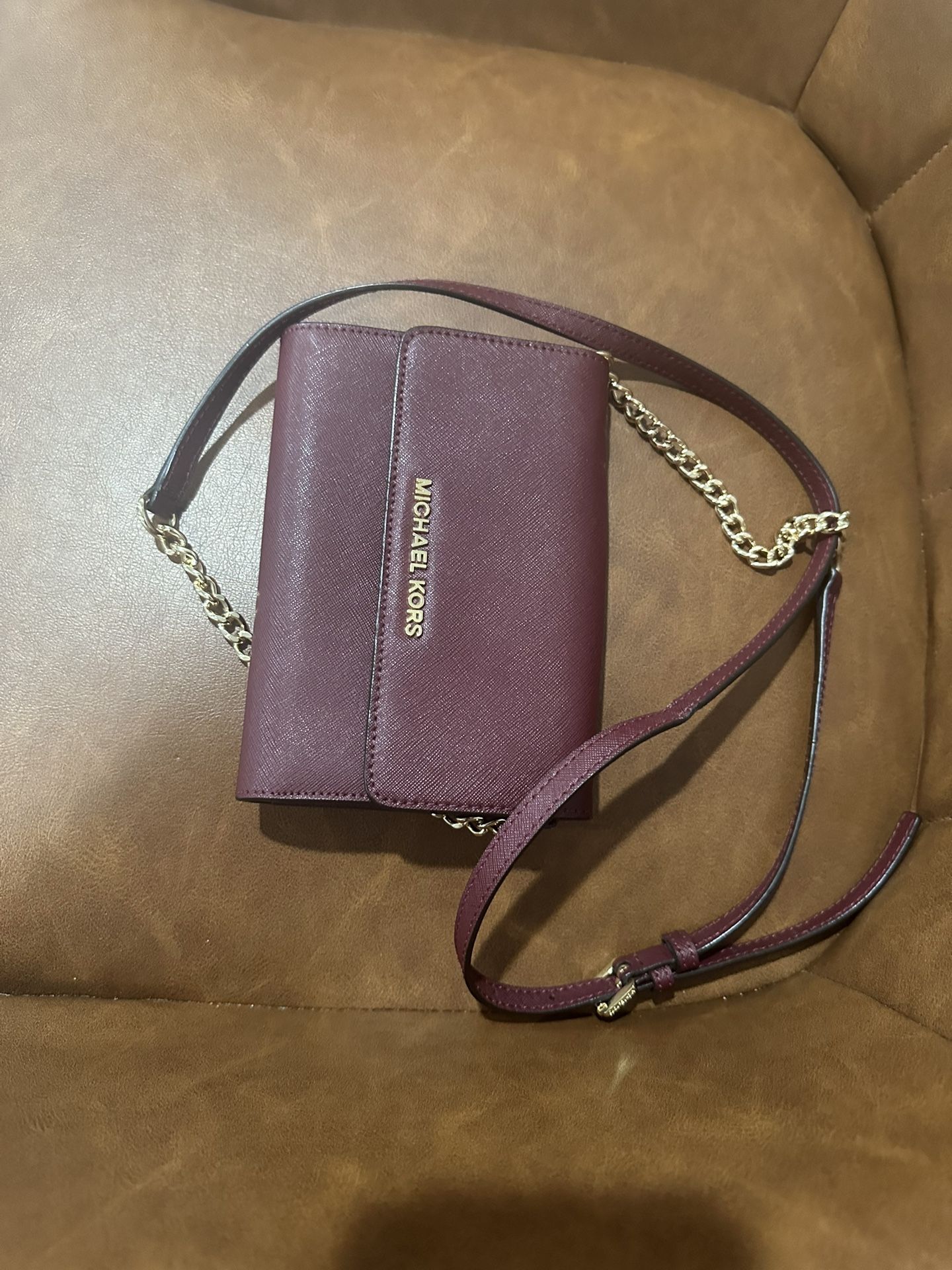 Best holiday gift, Stylish Michael Kors crossbody bag in burgundy with gold chain strap, brand new