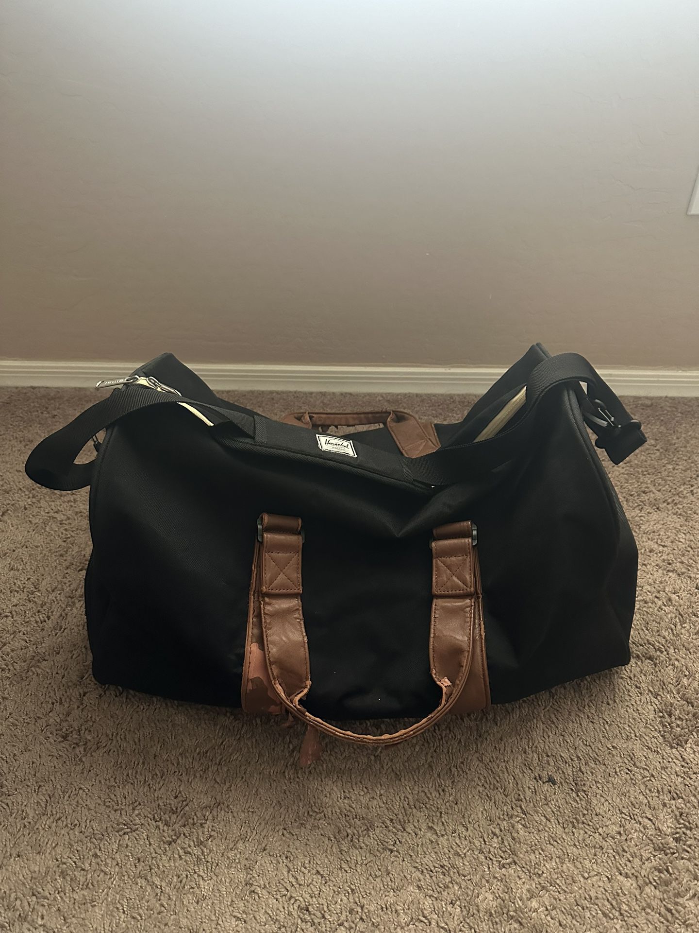 Herschel Weekender Duffle Bag With Shoulder Strap 