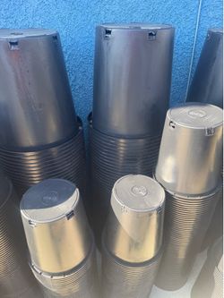 Vendo botes para plantas nuevos 15 galones a 2.50 cada uno y de 5 galones  $1