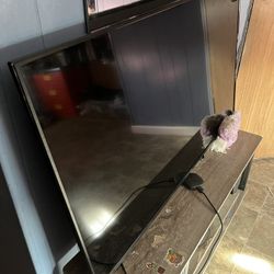 Like New 42in Smart Tv With Remote