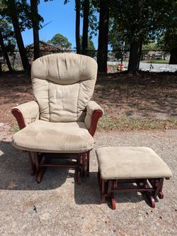 Baby bassinet, nursing glider and bath tub for sale!
