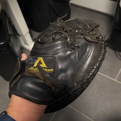 Broken In Catchers mitt Akadema ADG44