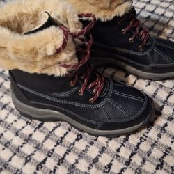 Clarks 7.5 Wide Womens Snow Boots