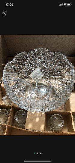 Vintage Smith Glass daisy and button punch bowl set. Original packaging and box. Excellent condition.  Punch bowl. Underplate. Ladle. 10 cups.